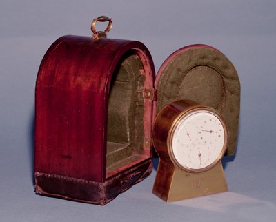 Cronometro marino in una cassa di ottone, con quadrante in smalto bianco con tre quadranti secondari per ore, minuti e secondi, con lancette dorate e una custodia da viaggio foderata in baize, di Josiah Emery, 1792 da English School